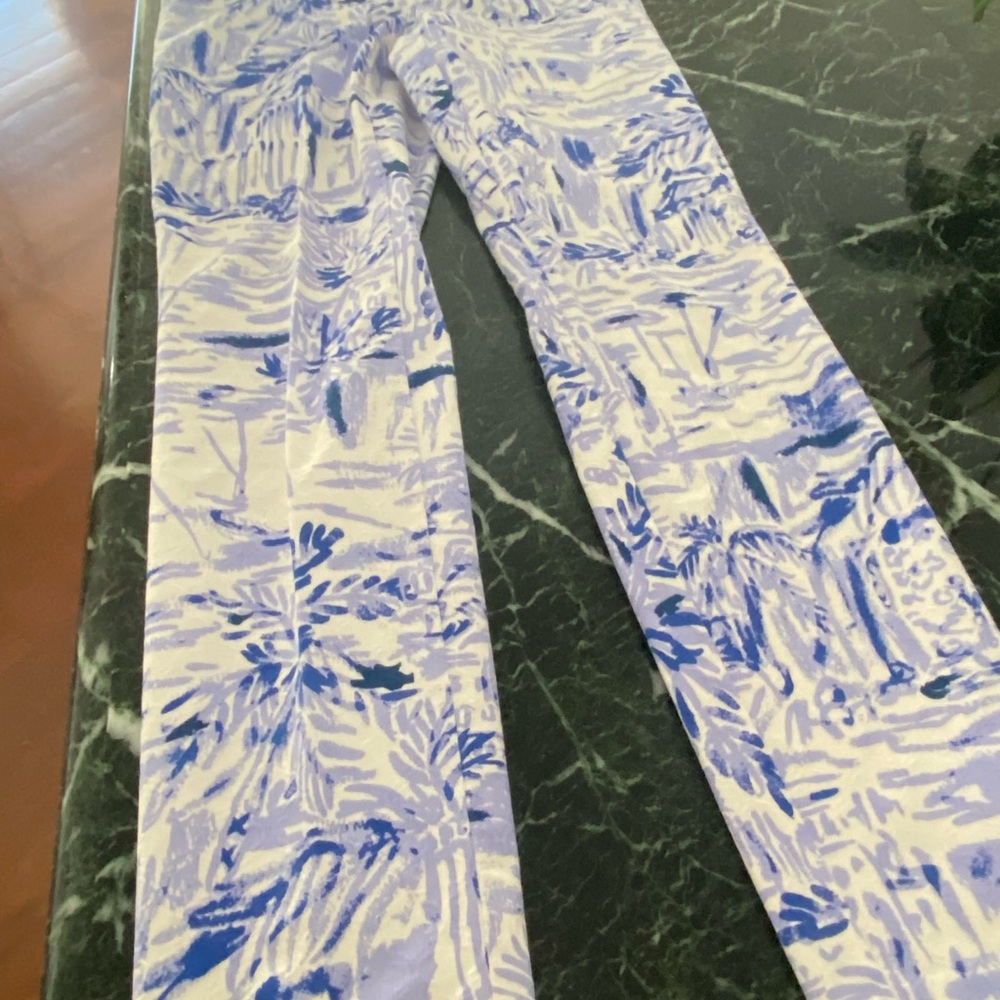 Lilly Pulitzer Blue and White Patterned Women’s pant. Size 2